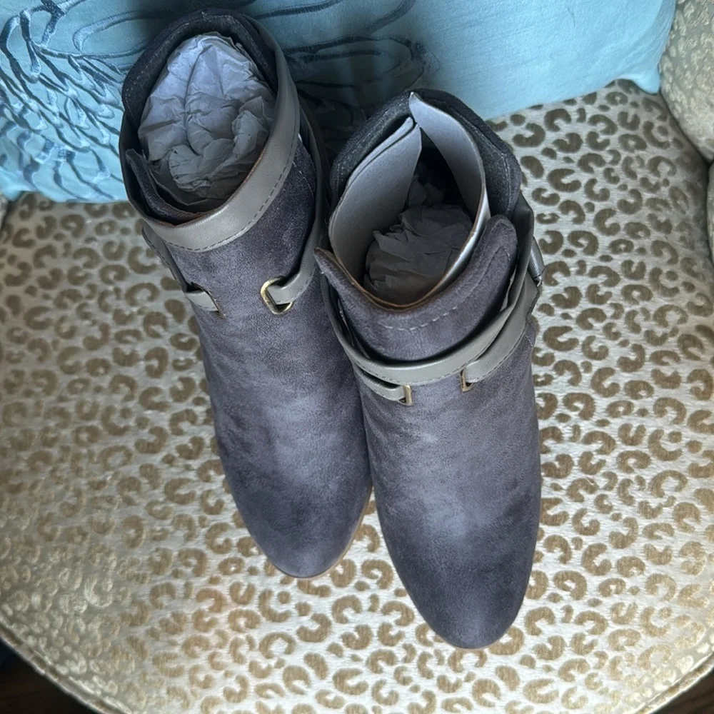 NIB Love Athena “Dean” charcoal gray faux suede block heel bootie w/ strap - Picture 5 of 11